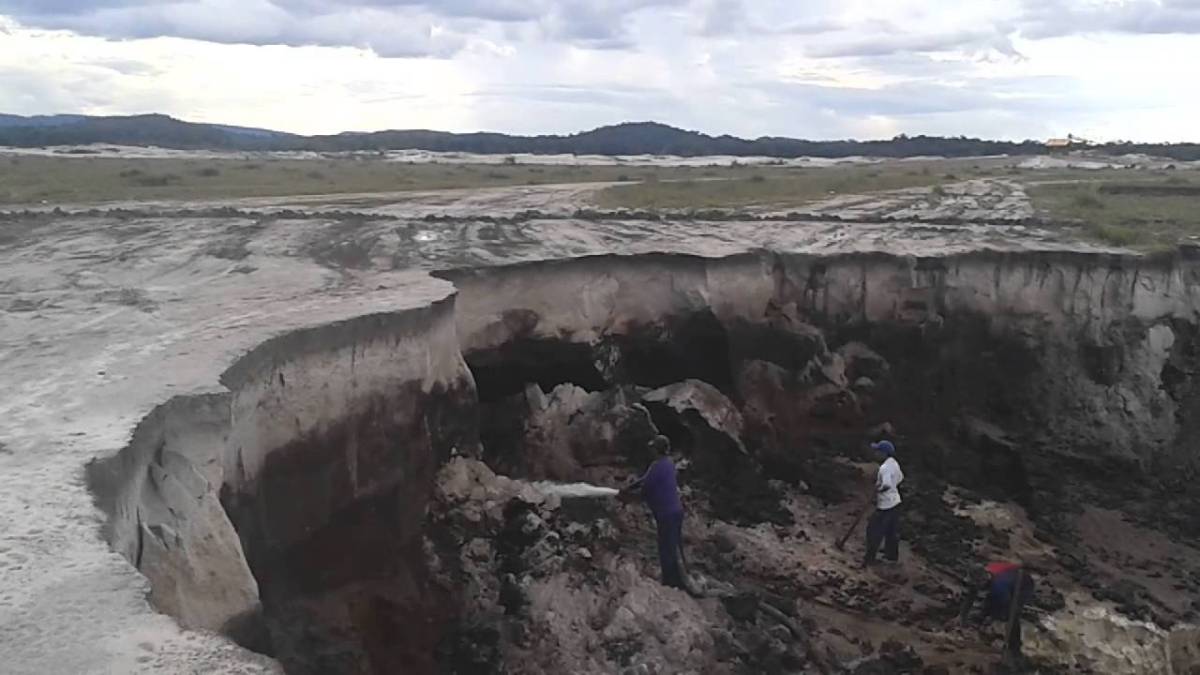 Aunque oficialmente está fuera del Arco Minero del Orinoco, en más de 1.000 hectáreas del Parque Nacional Canaima también se busca oro. Indígenas de la Gran Sabana, forzados por la crisis humanitaria, participan en esta actividad.#MonumentosNaturales 

prodavinci.com/depredacionmin…