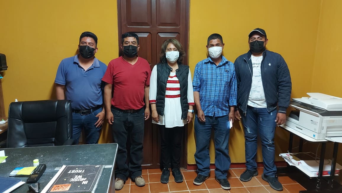 psicluis222's tweet photo. Para dar seguimiento al programa de apoyo a las familias para la producción de carne y huevo, a nombre del Ing. Mauro Cruz líder de @afodepoac se entregó en #SantaCatarinaIxtepeji #SierraNorte aves de doble propósito; como apoyo a la economía familiar. https://t.co/OjyHcRQ28Q