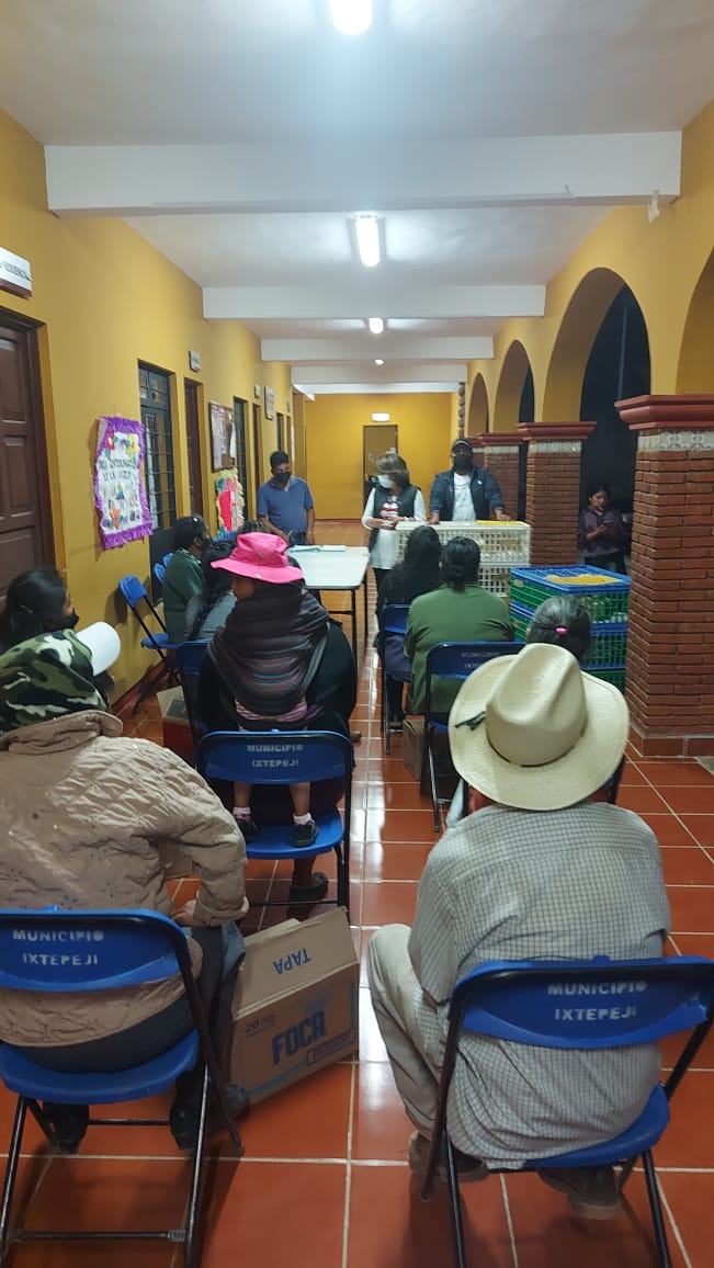 psicluis222's tweet photo. Para dar seguimiento al programa de apoyo a las familias para la producción de carne y huevo, a nombre del Ing. Mauro Cruz líder de @afodepoac se entregó en #SantaCatarinaIxtepeji #SierraNorte aves de doble propósito; como apoyo a la economía familiar. https://t.co/OjyHcRQ28Q