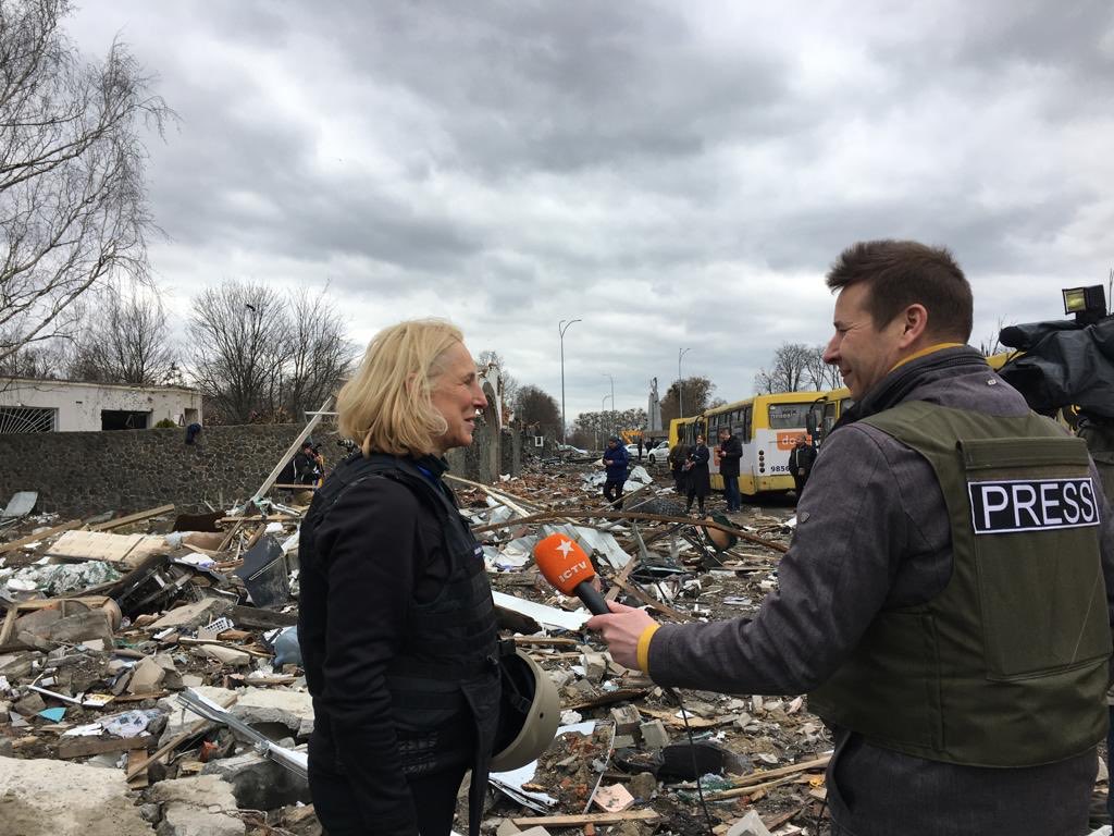 Kollege vom ukrainischen Fernsehen möchte in Borodyanka von mir wissen, welche Bedeutung haben Ereignisse in #Ukraine für die Deutschen, warum ist das #ZDF hier? Antwort: „Dieser Krieg geht den Deutschen sehr nah, enorm wichtig, dass wir als professionelle Augenzeugen hier sind“