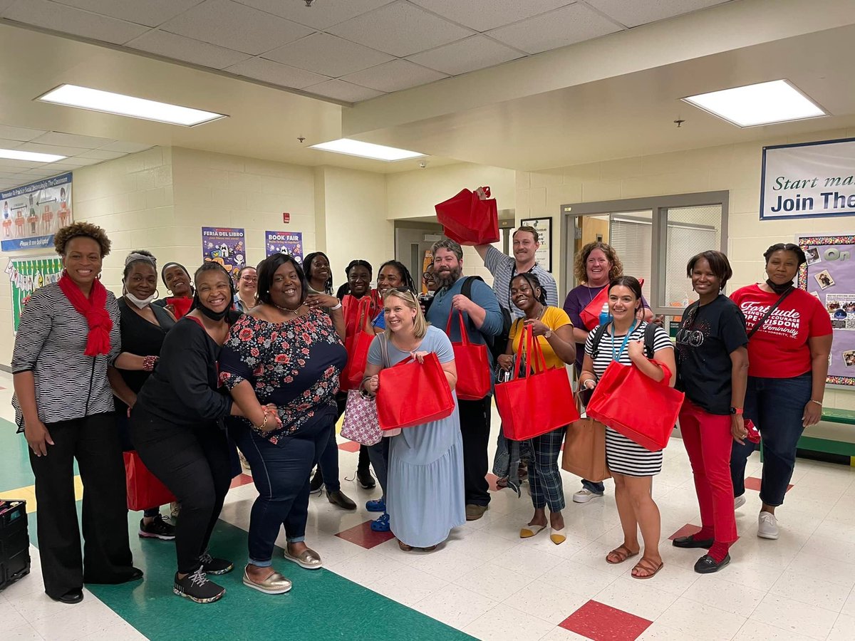 Kudos CAC! Members packed, delivered and gifted teachers with bags of supplies to keep students/staff safe from COVID-19 at Oakdale Elementary School! Thank you PMH Committee! ❤️
#CACCares #CACGivesBack #PowerInOurWork #ServiceInOurHeart #SensationalSAR #DST1913