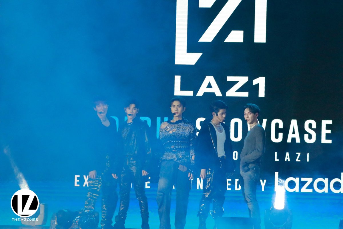 ThemZonesTH's tweet photo. เปิดตัวอย่างยิ่งใหญ่สำหรับ Debut Showcase ‘Call We Be Your LAZ1’ พร้อมกับเปิดตัวซิงเกิ้ลใหม่ ‘Taste Me’ เต็มรูปแบบครั้งแรกของหนุ่มๆทั้ง 5 จาก LAZ1 ‘ต้าห์อู๋, ออฟโรด, ไดร์มอน, เจลเลอร์, เป็นต่อ’ ณ ลานเซ็นทรัลเวิล์ด #LAZ1_DEBUTSHOWCASE https://t.co/WJdRY3ggcE