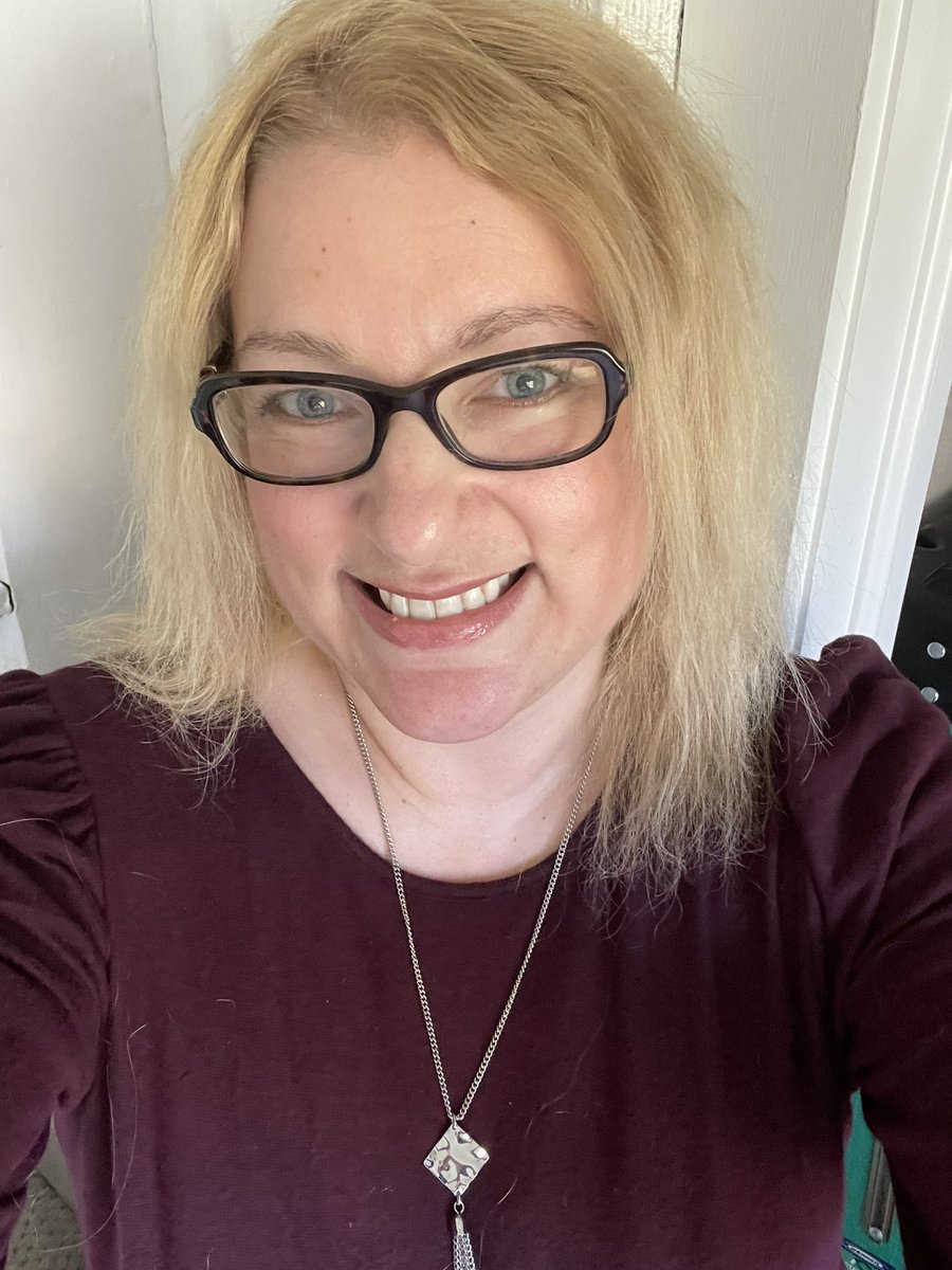 jennylynn867's tweet photo. Thorsday vibes. 🤓 #Bifocals #DamnImGettingOld https://t.co/uKccl1s6ld