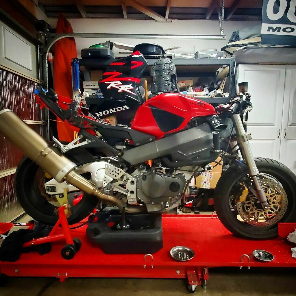 AlbesADV's tweet photo. The bike is coming along really nicely #honda #albesadv #hondacbr #hondacbr954rr #cbr954 #fireblade #cbr954rr #954 #954rr #cbr1000rr #hondamotorcycles https://t.co/XCaGssWjnY https://t.co/VVGYC2t8TG