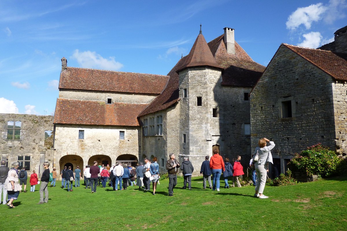 destination70's tweet photo. Rendez-vous samedi 16 avril pour l'ouverture de la saison au château d'Oricourt 🏰 #ValleedelOgnon
De 10h à 19h : exposition de métiers d'arts.
Dès 14h : visite du château par le propriétaire. 
🎟️ 4€, gratuit pour les - de 12 ans https://t.co/YM70xbA3PA