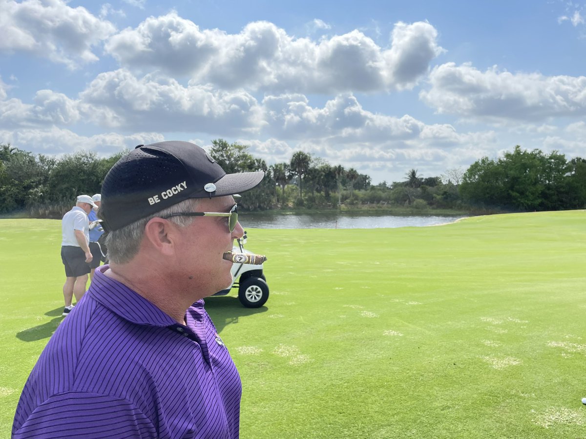 oeclls's tweet photo. Cigars and golfing go together like #flexitanks and #lubricants! #ILMAEngage https://t.co/vCPFg5JfKc