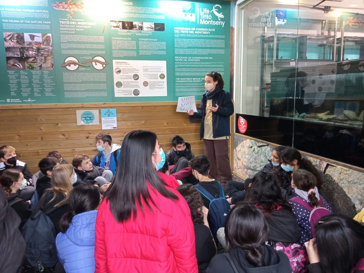 ZooBarcelona's tweet photo. 🆕Engeguem la prova pilot de l'itinerari ACNS impulsat per @bcn_pedagogica per mostrar als estudiants de Secundària que #CiènciaiArt poden anar de la mà.

✅1a parada del recorregut, al Zoo!

🥰Visita especial amb alumnat de 1ESO de l'@IE_ARTS parlant de biodiversitat terrestre. https://t.co/D069DWOvuA