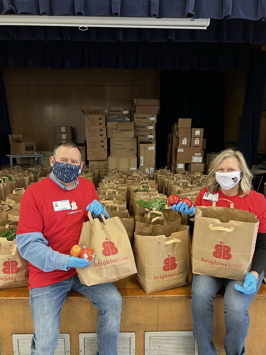 ChelanFresh's tweet photo. #ThrowbackThursday to our SugarBee® team packing produce bags for @BrighterBites!
Brighter Bites is a Houston based non-profit that delivers fresh fruits and vegetables to families in need.
#brighterbites #filltheplate #sugarbeeapple #givingback https://t.co/OWaXDD7piz