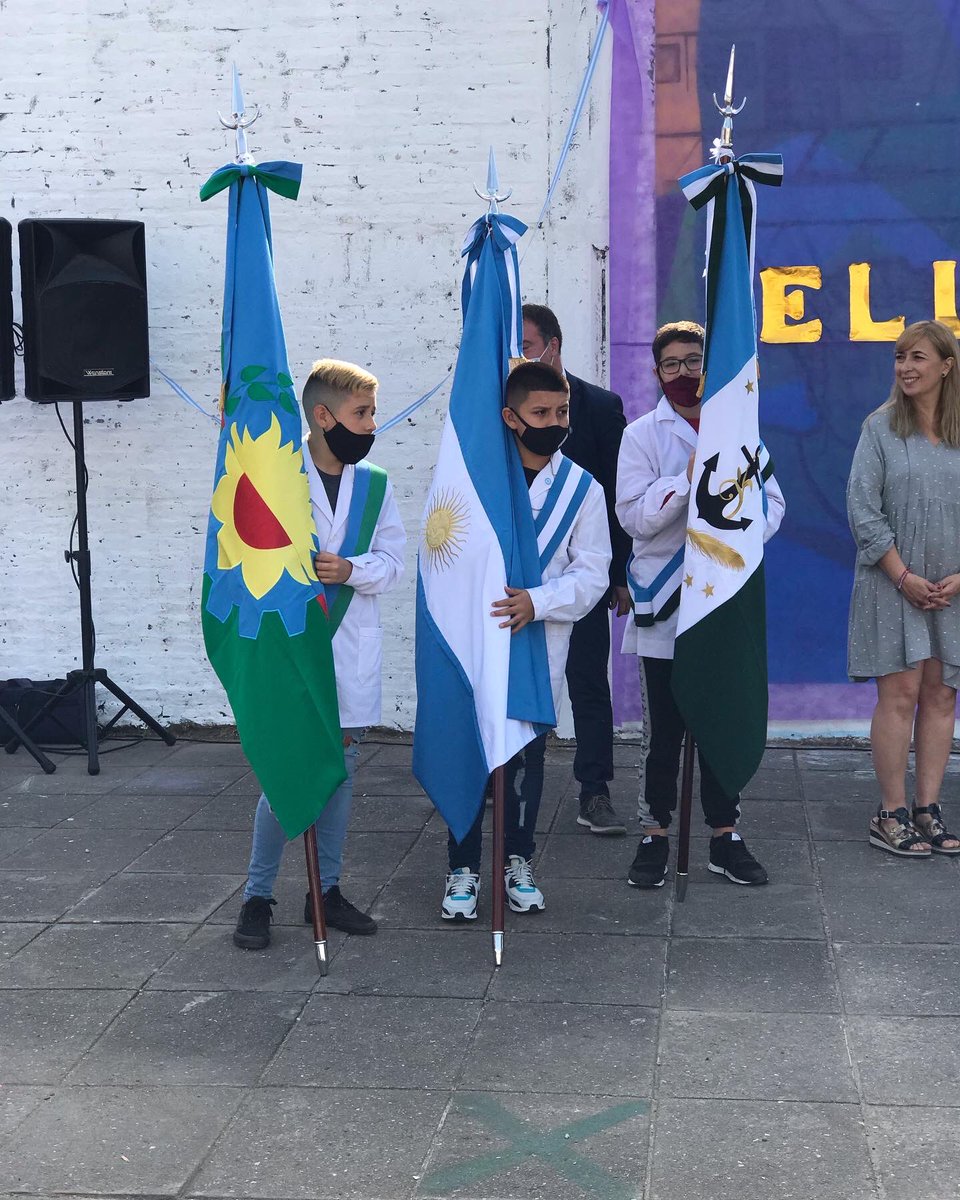 SanndraMariela's tweet photo. DÓNDE HAY UNA NECESIDAD NACE UN DERECHO 
Hoy en la escuela N°8 de Solano, estuvimos participando de una hermosa inauguración del mural “ellas no están pintadas” que consiste en murales que valorizan a mujeres destacadas por su aporte en la historia de los municipios bonaerenses. https://t.co/DpAGxXjGgL