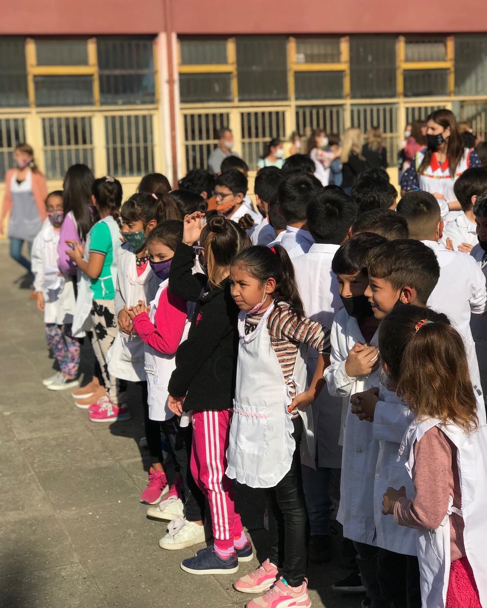 SanndraMariela's tweet photo. DÓNDE HAY UNA NECESIDAD NACE UN DERECHO 
Hoy en la escuela N°8 de Solano, estuvimos participando de una hermosa inauguración del mural “ellas no están pintadas” que consiste en murales que valorizan a mujeres destacadas por su aporte en la historia de los municipios bonaerenses. https://t.co/DpAGxXjGgL