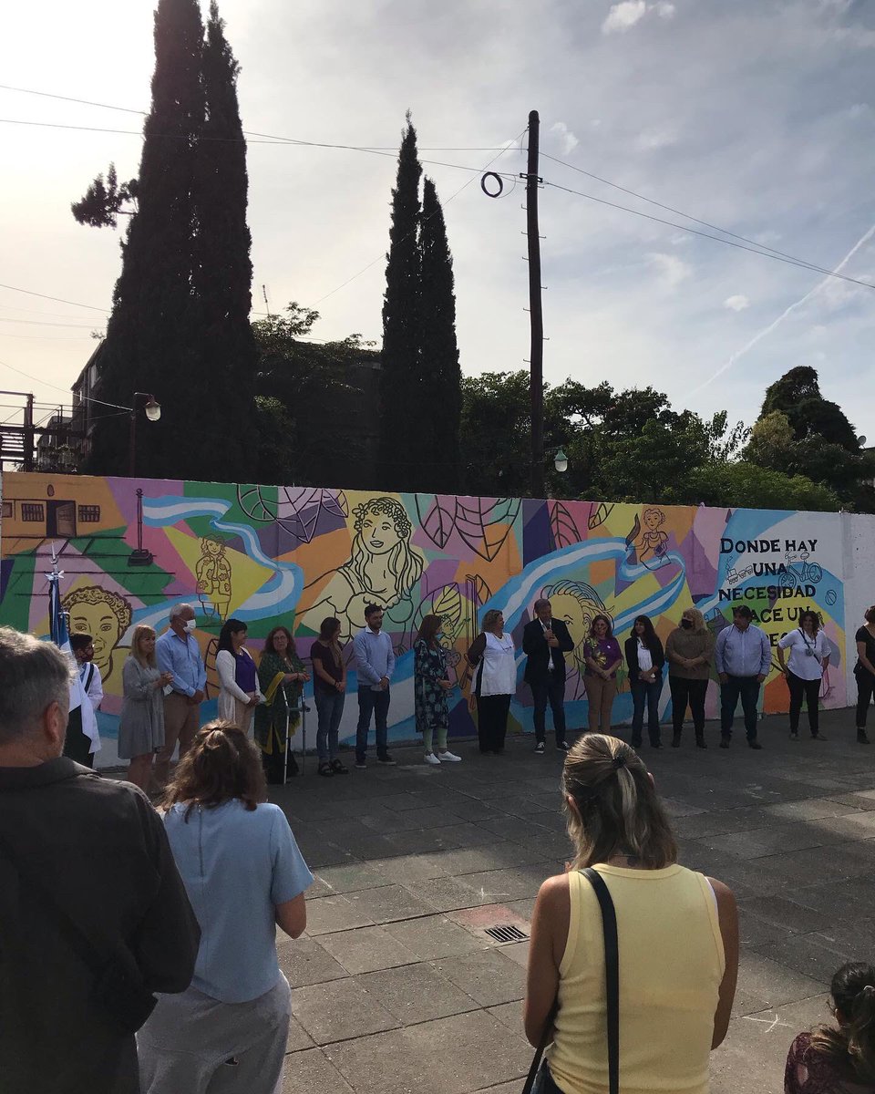 SanndraMariela's tweet photo. DÓNDE HAY UNA NECESIDAD NACE UN DERECHO 
Hoy en la escuela N°8 de Solano, estuvimos participando de una hermosa inauguración del mural “ellas no están pintadas” que consiste en murales que valorizan a mujeres destacadas por su aporte en la historia de los municipios bonaerenses. https://t.co/DpAGxXjGgL