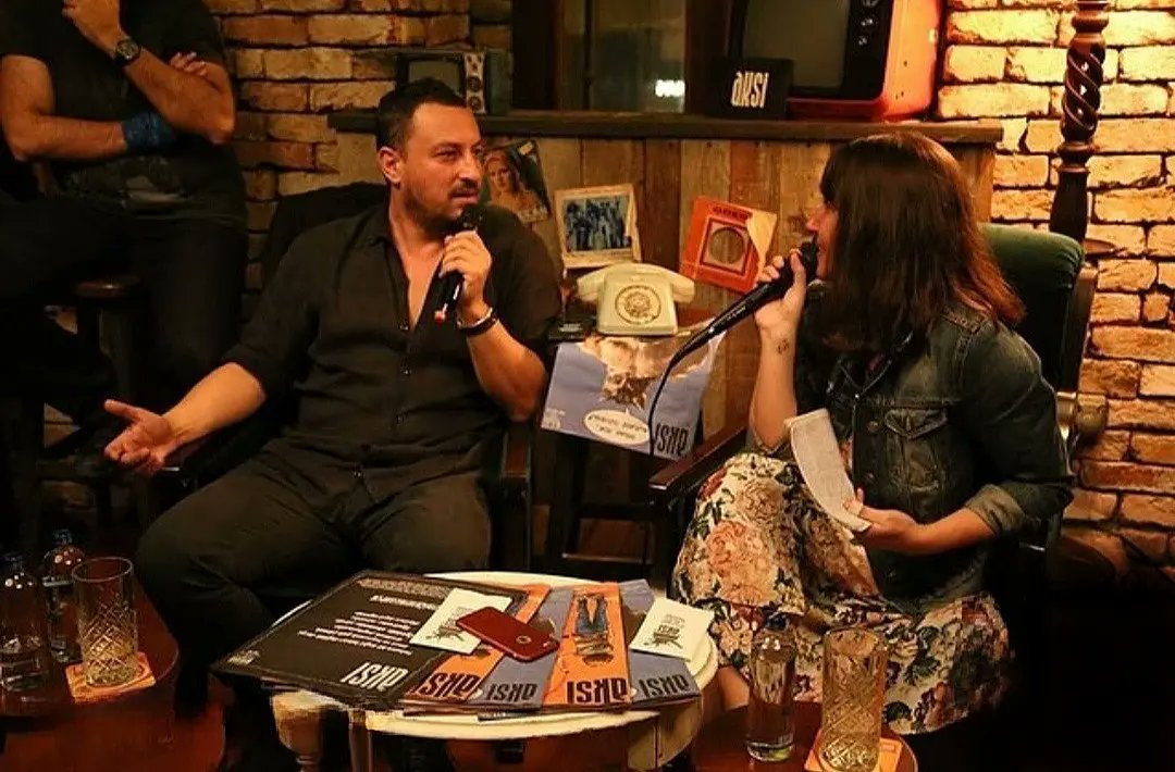 aksidergi's tweet photo. Biri yönetti biri oynadı, bize de bu harika işi keyifle izlerken bu "Anlatacaklarım Var" tbt'sini paylaşmak kaldı. 📷

Herkesin maskeyle gezip kendisini bile tanımadığı, yaşanamayan ikinci hayatların yüzümüze tokat gibi çarptığı Uysallar dizisi Netflix'te. 

#aksi
#aksidergi https://t.co/gR6HR7wZVI