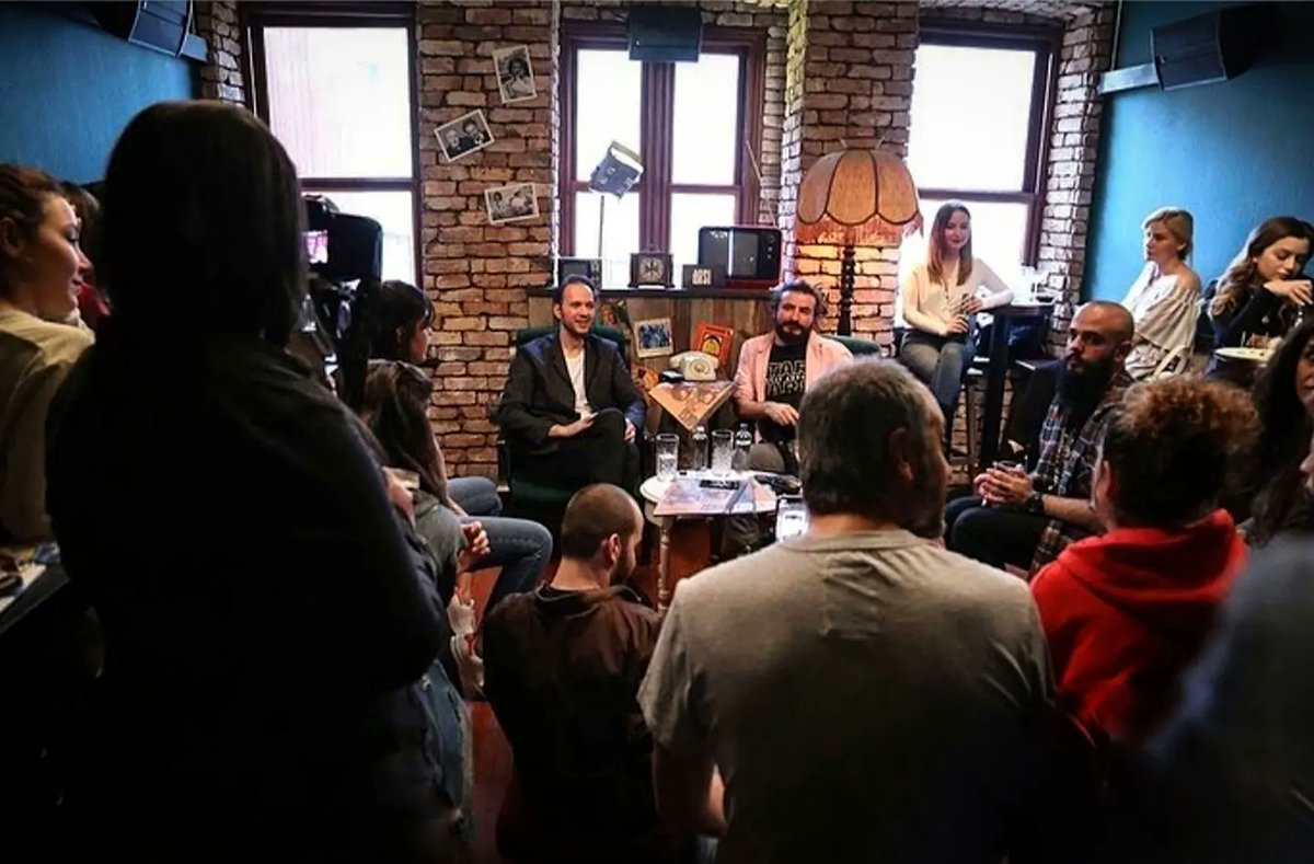 Biri yönetti biri oynadı, bize de bu harika işi keyifle izlerken bu "Anlatacaklarım Var" tbt'sini paylaşmak kaldı. 📷

Herkesin maskeyle gezip kendisini bile tanımadığı, yaşanamayan ikinci hayatların yüzümüze tokat gibi çarptığı Uysallar dizisi Netflix'te. 

#aksi
#aksidergi