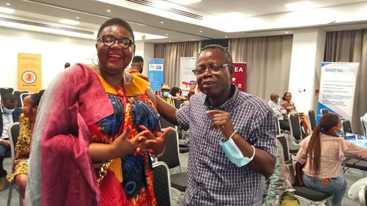 Dbergeline's tweet photo. Après avoir suivi le cours sur les #DroitsHumains à @uarizona par @KahWalla et @LemnwieM, je vais foncer à l'@IFCameroun de Douala où @LireADouala nous a gâté avec l'auteur @SamiTchak...il va "Talk" avec nous!
#BornInApril https://t.co/oRmL1X6rif