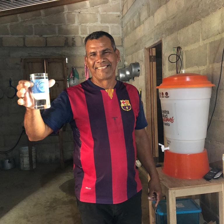 Celsia_Energia's tweet photo. El agua es vida💧, pero si no está limpia puede enfermarnos🤢, por eso entregamos más de 1.500 filtros purificadores en zonas rurales del Cauca, Córdoba, La Guajira, Tolima y Valle del Cauca, para cuidar la salud de más de 6.600 personas. #DíaMundialdelaSalud https://t.co/BcoHzwWffp