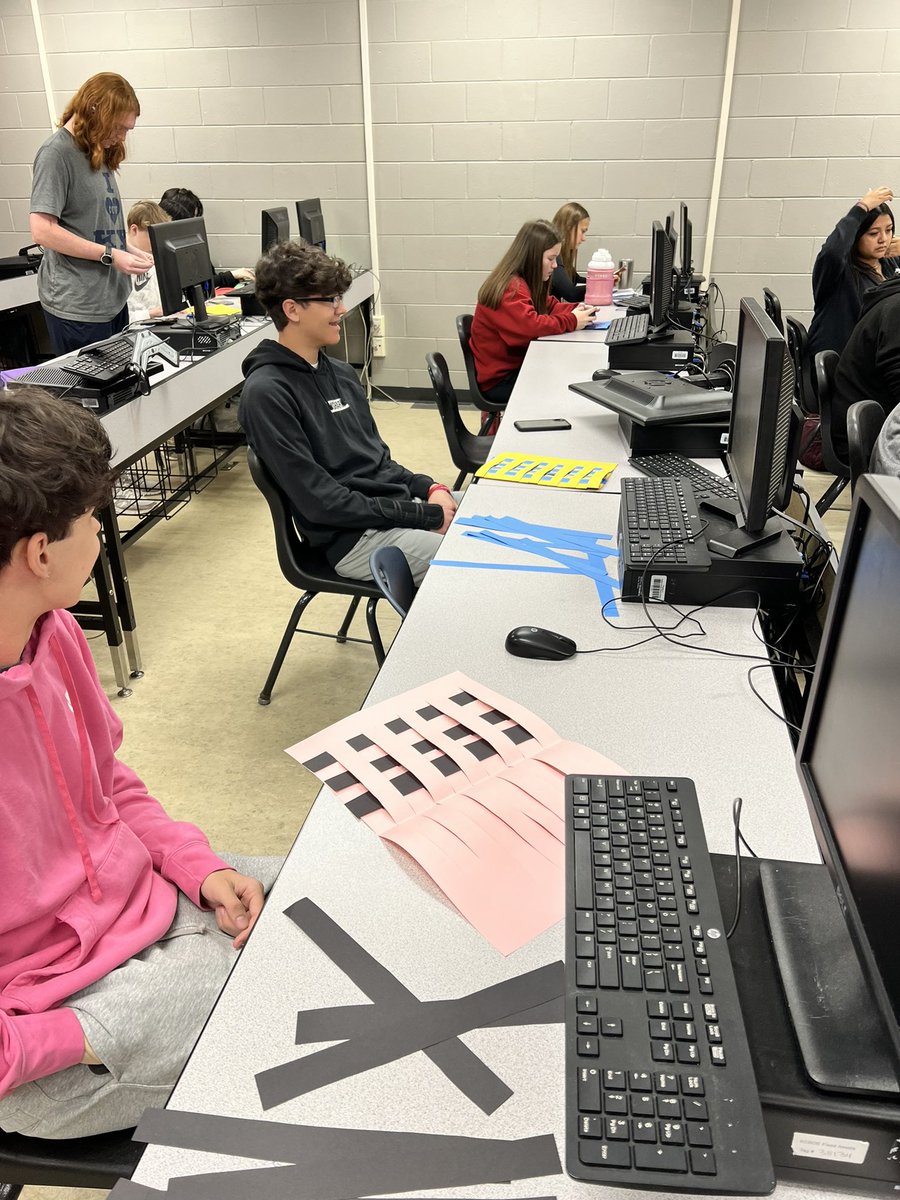dixie_business's tweet photo. Fish Economics and fish net making. Lots of fun while learning about economics. https://t.co/S3lqHZuYCM