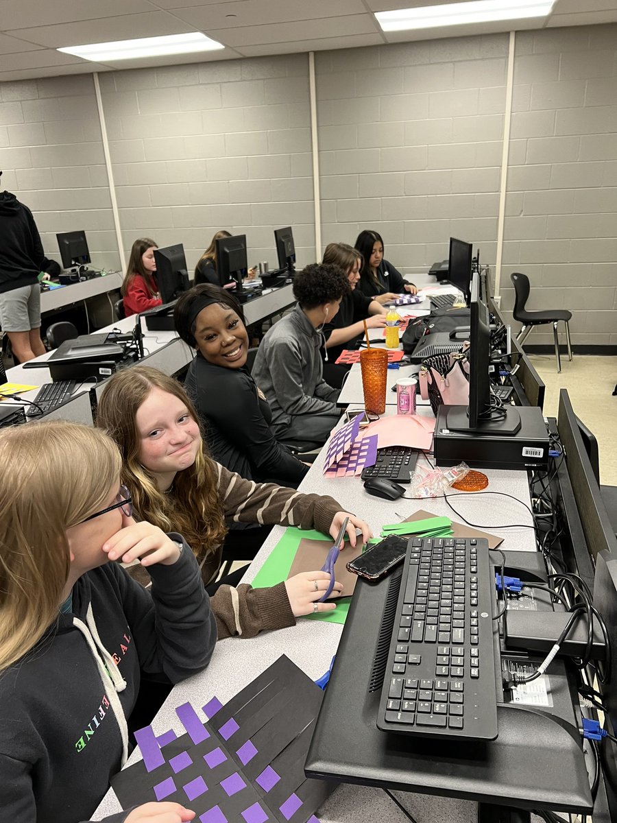dixie_business's tweet photo. Fish Economics and fish net making. Lots of fun while learning about economics. https://t.co/S3lqHZuYCM
