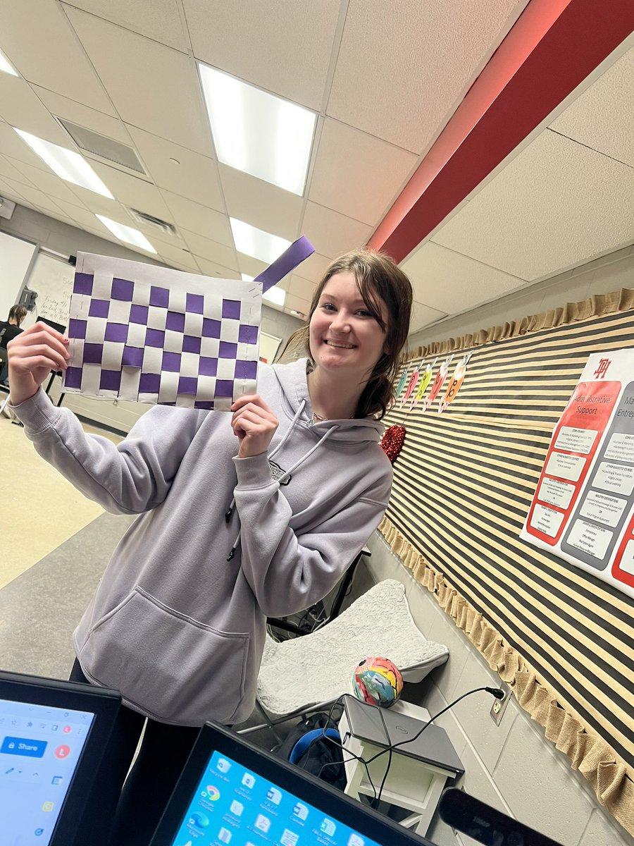 dixie_business's tweet photo. Fish Economics and fish net making. Lots of fun while learning about economics. https://t.co/S3lqHZuYCM