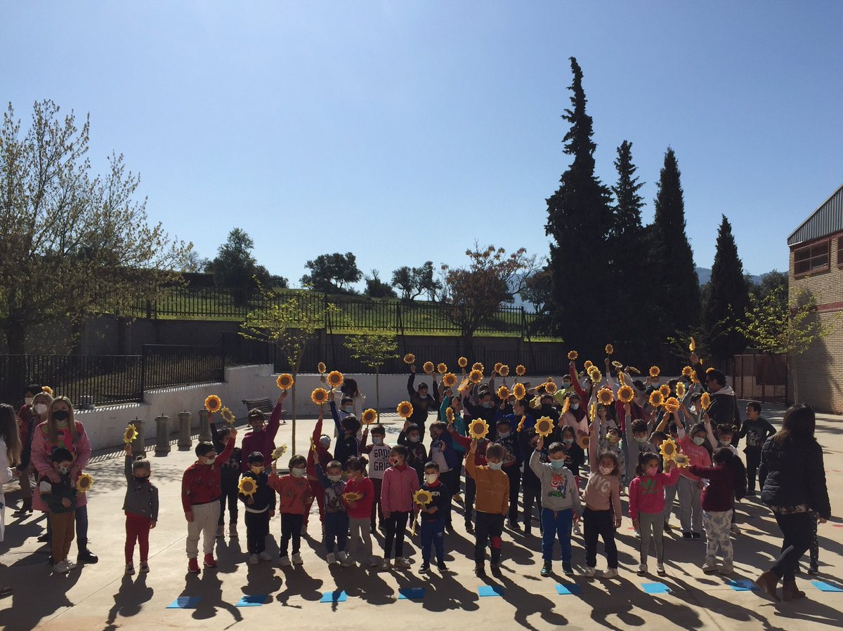 CEIPSanJuan's tweet photo. GIRASOLES POR LA PAZ
Hoy hemos gritado alto y fuerte “NO A LA GUERRA” en un acto realizado en nuestro colegio para manifestar nuestro apoyo a Ucrania https://t.co/tnCGuHYsvx