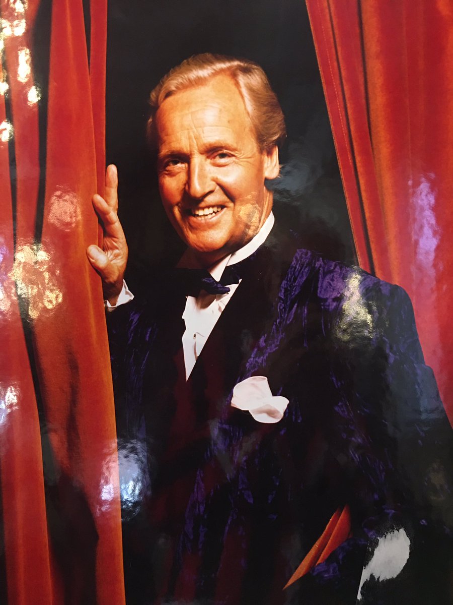 GylesB1's tweet photo. An all-star turn-out to salute the memory, talent &amp; charm of Nicholas Parsons - in the pews at St Paul’s Covent Garden: @stephenfry @thefridgeman Sheila Hancock Paul Merton Esther Rantzen Angela Rippon @Jessconradcom to name just a view. + BBC’s D-G &amp; Controller of @BBCRadio4 https://t.co/lJab2WMbMT