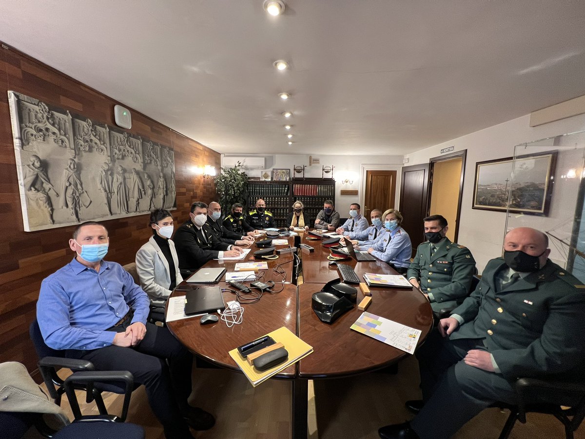ajcanetdemar's tweet photo. #NOTÍCIA | ➡👮‍♀️ La Junta Local de Seguretat es reuneix per presentar les dades de l'any 2021 

📉 @mossos ha volgut destacar positivament la baixada d'un 15,1% dels delictes al municipi

‼️ Canet recuperarà el Servei Mòbil per renovar el DNI. 

➕ INFO 👇
https://t.co/t6JU89w13L https://t.co/QIMkxwywyb