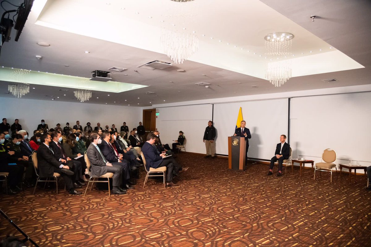 IvanDuque's tweet image. En el marco de nuestra política de #PazConLegalidad presentamos la Ruta de Atención y Acompañamiento Institucional para más de 3 mil miembros de la #FuerzaPública que comparecen ante @JEP_Colombia, una herramienta que permitirá la construcción de sus proyectos de vida.