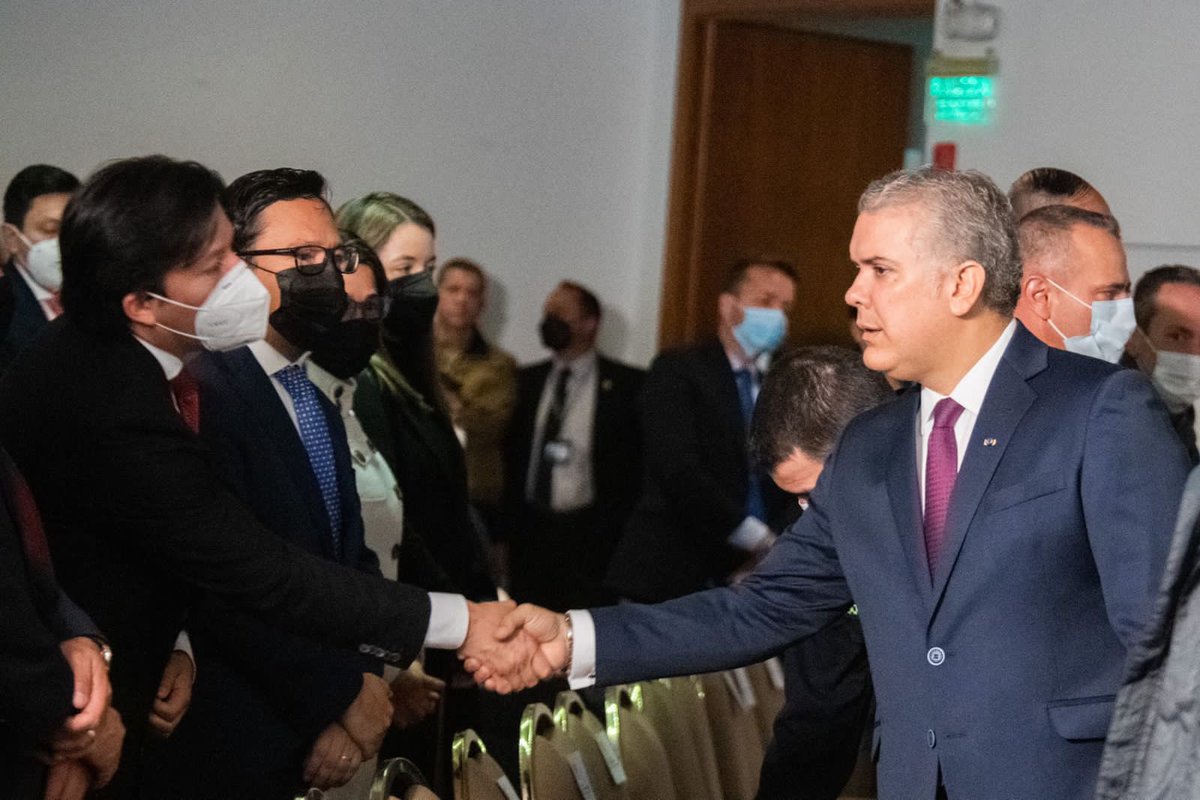 IvanDuque's tweet image. En el marco de nuestra política de #PazConLegalidad presentamos la Ruta de Atención y Acompañamiento Institucional para más de 3 mil miembros de la #FuerzaPública que comparecen ante @JEP_Colombia, una herramienta que permitirá la construcción de sus proyectos de vida.