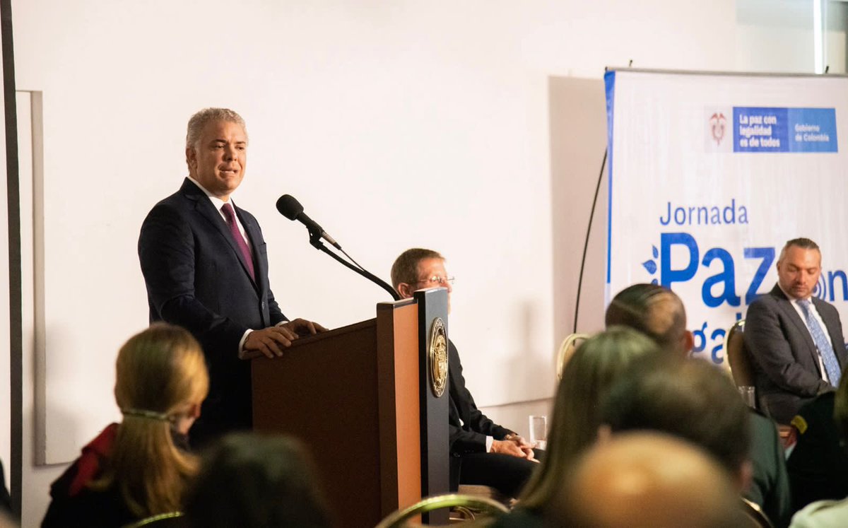 IvanDuque's tweet image. En el marco de nuestra política de #PazConLegalidad presentamos la Ruta de Atención y Acompañamiento Institucional para más de 3 mil miembros de la #FuerzaPública que comparecen ante @JEP_Colombia, una herramienta que permitirá la construcción de sus proyectos de vida.