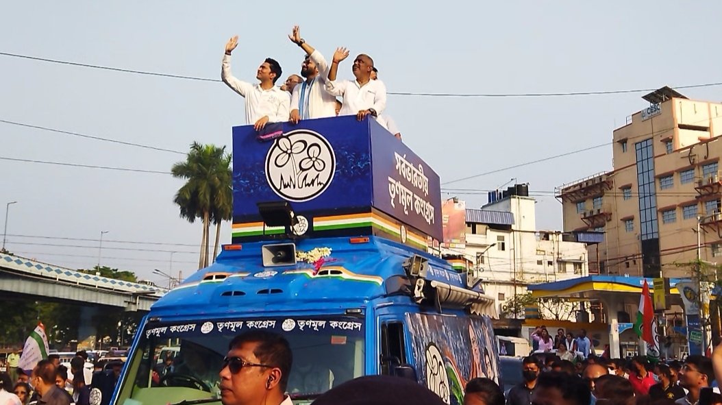 Runakhatun84's tweet photo. Road show from Baliganj outpost to Mallikbazar in the election campaign of Hon'ble Babul Supriya, candidate of Baliganj Assembly led by Abhishek Banerjee, Prince of Bengal.
@MamataOfficial @sayani06 @abhishekaitc @AITCofficial https://t.co/nEApAoorKv