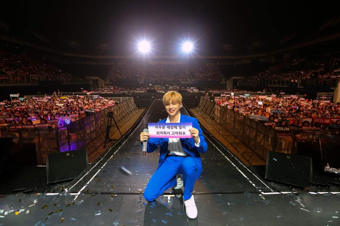 AmizaSherry's tweet photo. 190921 Kang Daniel Fanmeeting in Kuala Lumpur. The sweetest memories meeting Kang Daniel, watched him performing on stage, took photo with him. I remember I called him "Daniel" and he turned to me & smiled.๐๐ I want to meet him again.
#KANGDANIEL
#ColorOnMeinKL https://t.co/v9G7G6OE0G