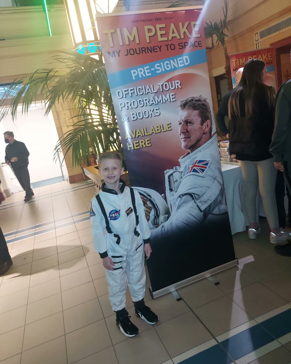 Hellenjjc's tweet photo. @astro_timpeake happy 50th to you! From your biggest fan Orson Bo! Have a blast of a birthday xx https://t.co/qac17fQOnF
