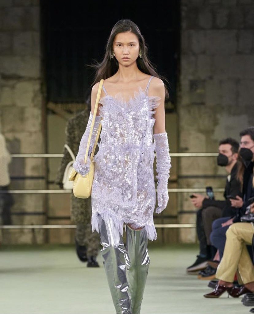 LivingTravelMag's tweet photo. Las más importantes casas de moda presentaron en la #ParisFashionWeek sus colecciones para Otoño/Invierno 2022. Givenchy, CHANEL, Maison Valentino, Fendi, Bottega Veneta entre otras. 
Lee el artículo en https://t.co/vm2KpQk0WX 
#lifestyle #fashion #travel #luxury #livingandtravel https://t.co/OqCjR3hVHP