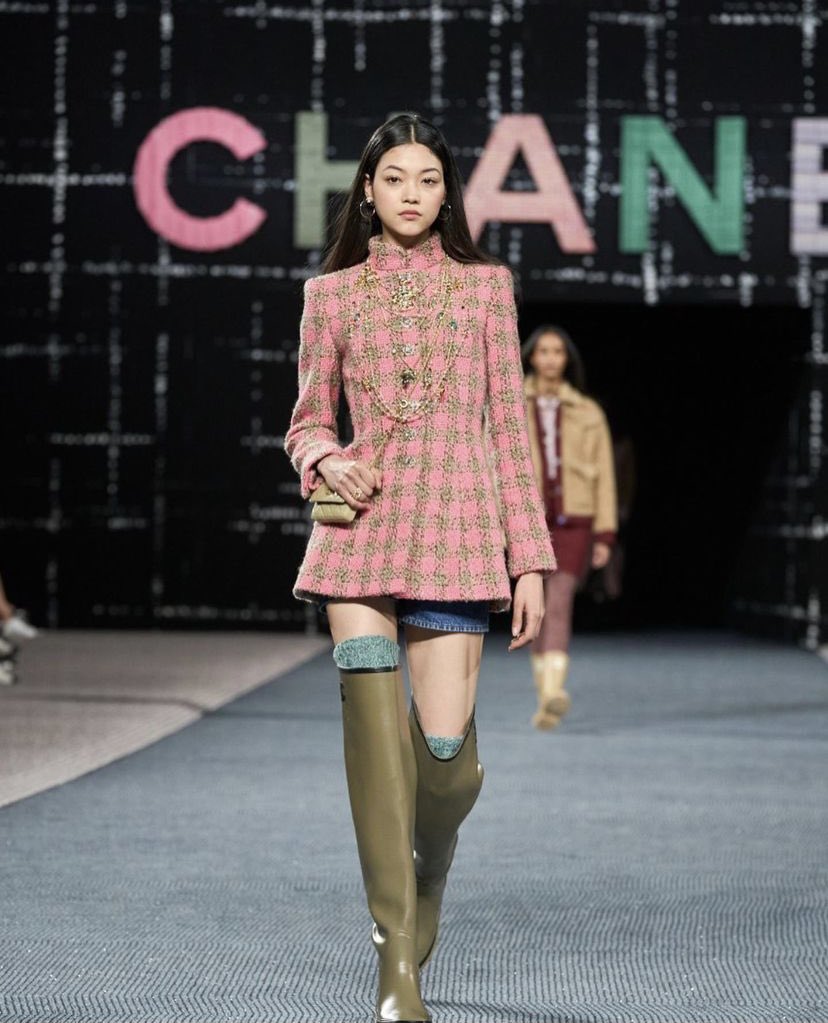 LivingTravelMag's tweet photo. Las más importantes casas de moda presentaron en la #ParisFashionWeek sus colecciones para Otoño/Invierno 2022. Givenchy, CHANEL, Maison Valentino, Fendi, Bottega Veneta entre otras. 
Lee el artículo en https://t.co/vm2KpQk0WX 
#lifestyle #fashion #travel #luxury #livingandtravel https://t.co/OqCjR3hVHP