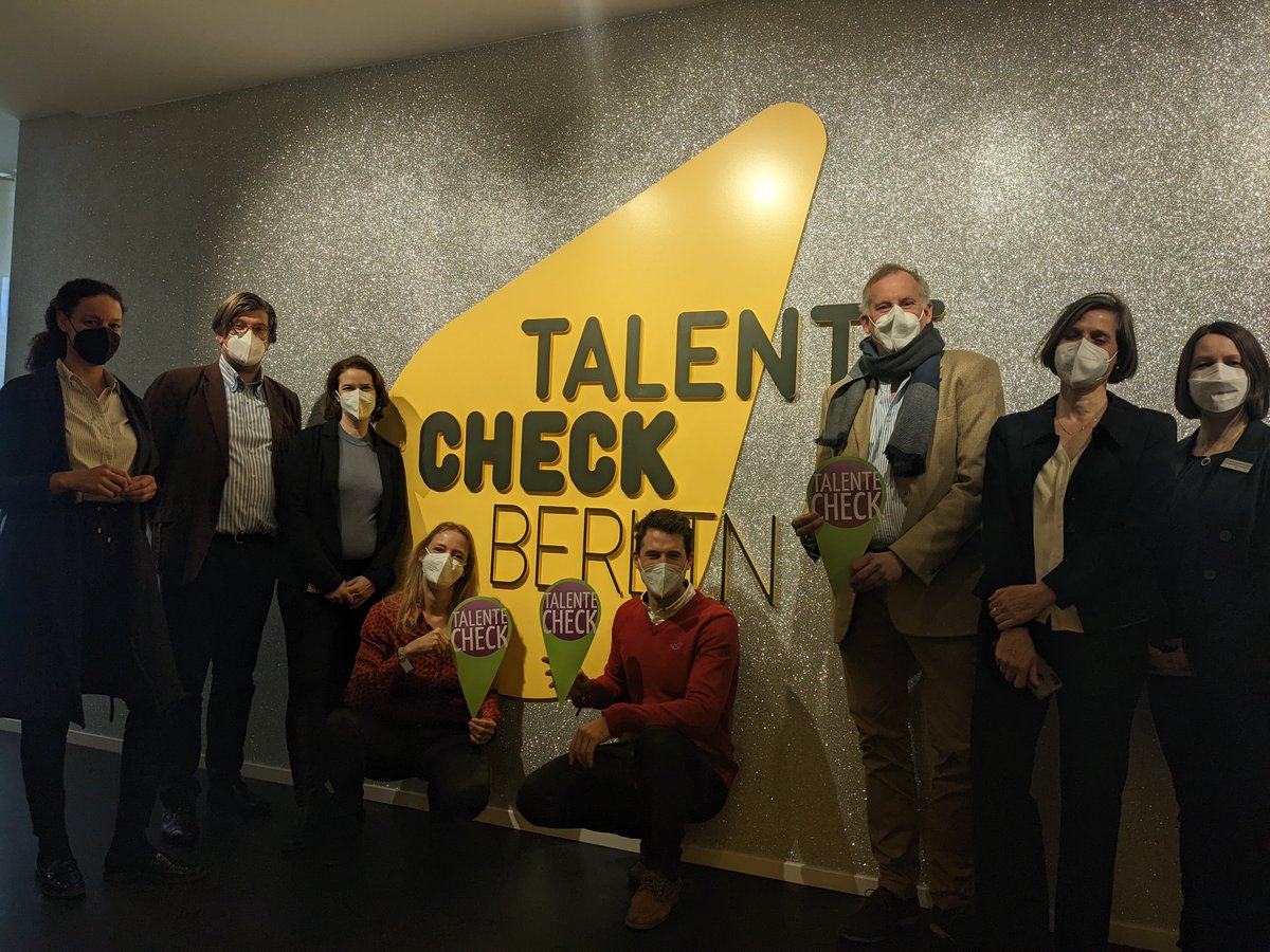 SenBJF's tweet photo. Der #TalenteCheckBerlin ist ein bundesweit einmaliges Berufsorientierungsangebot für Schüler/innen. Inspiriert wurde das Projekt vom Talente Check Salzburg, dessen Team heute zu Besuch war, um sich die Umsetzung in Berlin anzusehen. Infos zum TalenteCheck▶️https://t.co/xN2X89PhIm https://t.co/HlVO1ybdsR