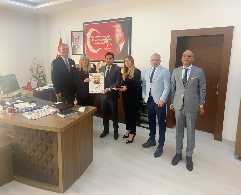 Merkezefendi_K's tweet photo. Kaymakamımız Dr. Adem Uslu, Hacı Halil Bektaş O.O. ve Gazi İ.O. tarafından yürütülen "The Little Big Detectives" projesi hakkında Gazi İ.O. Müdürü Mehmet Gençoğlu, İngilizce Öğretmeni Özlem Ünal, Hacı Halil Bektaş O.O. Müdürü Murat Uysal ve Müdür Yrd. Burcu Saraç'tan bilgi aldı. https://t.co/StuJhnTAEH