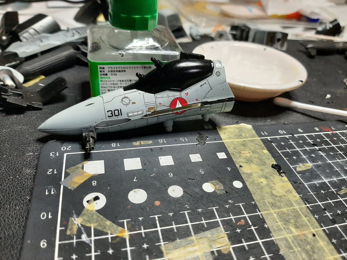 jzulu01's tweet photo. These $%&amp;€ing decals are kicking my ass.

Sigh. Looks like i'm going to have to take pictures only of its "good side"

(Not pictured, the broken decals i had to throw away)

#マクロス
#battroid
#バトロイド
#プラモ 
#plamo https://t.co/nEBRjuCbOI
