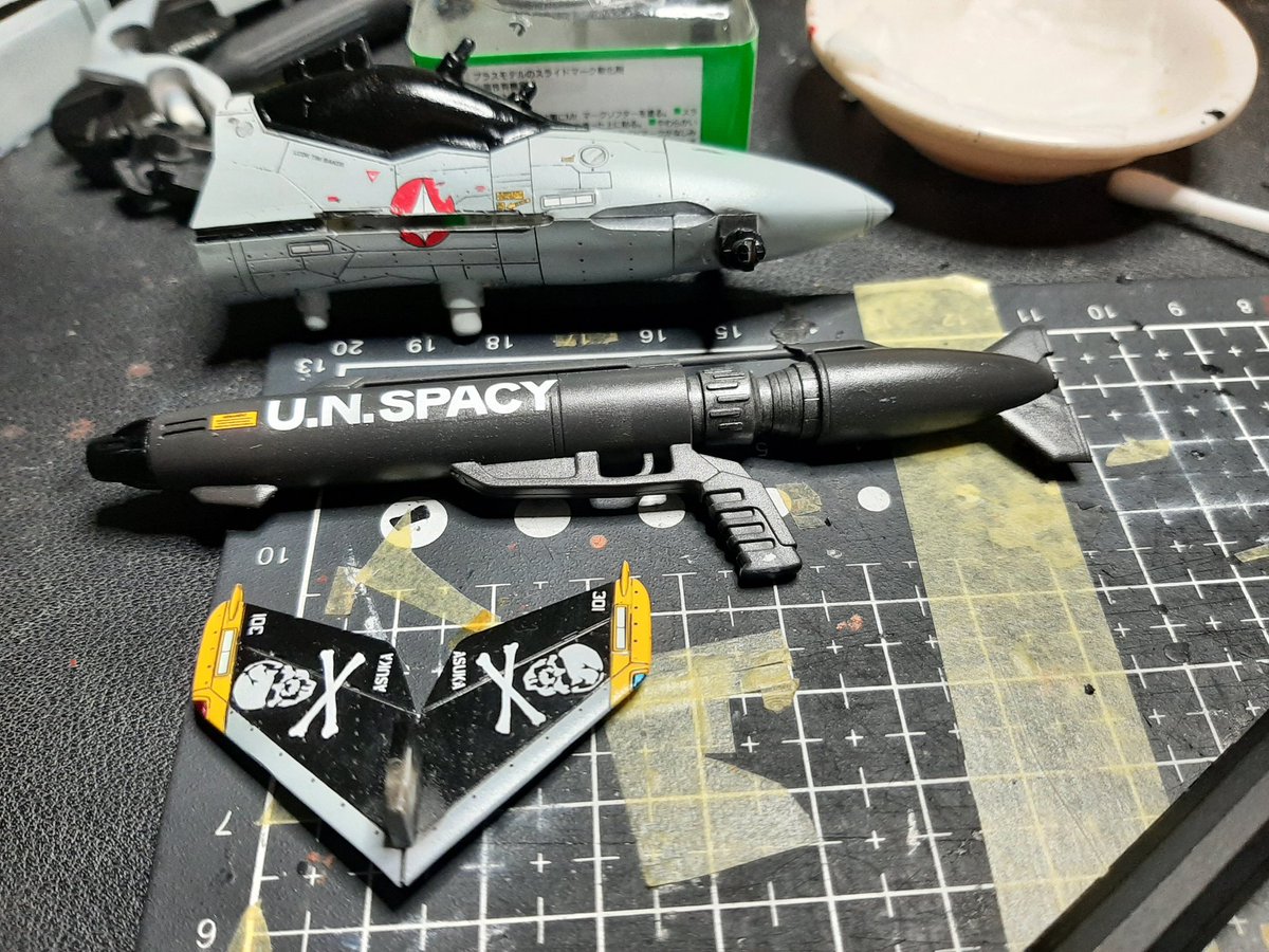 jzulu01's tweet photo. These $%&amp;€ing decals are kicking my ass.

Sigh. Looks like i'm going to have to take pictures only of its "good side"

(Not pictured, the broken decals i had to throw away)

#マクロス
#battroid
#バトロイド
#プラモ 
#plamo https://t.co/nEBRjuCbOI