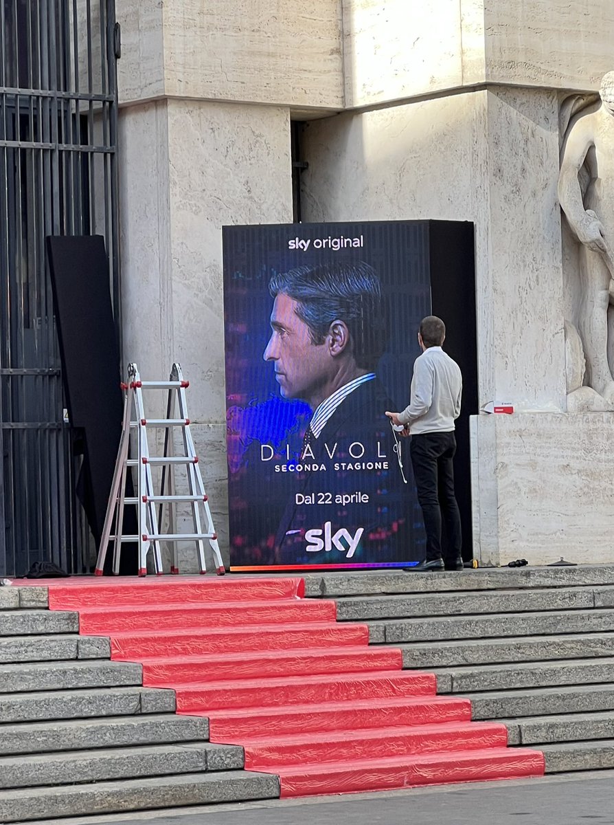 benethorn's tweet photo. Qui c’è del materiale che interessa @archicri1 #divoli #PatrickDempsey #sky 
Prepara incursione a #milano https://t.co/R7p3M5yhns