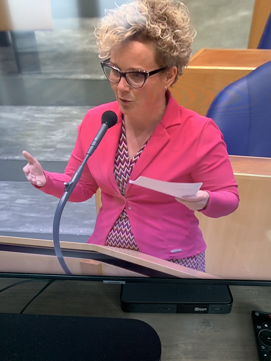 BrigitteMes's tweet photo. Kweet niet hoor maar als je meer dan een ton per jaar verdient, is t misschien een idee om een kledingstyliste in te huren #krapjasje #stylingtip #paulusma https://t.co/7o6rZzq058