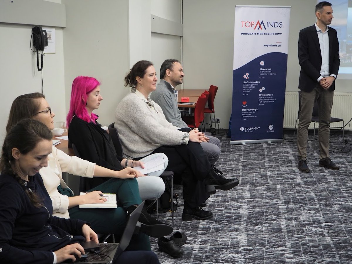 m_gorna's tweet photo. Creative fun &amp; #TopMinds training: learning how to present science &amp; our own research in the media - fantastic @NataliaOsica &amp; team👏Thank you @FulbrightPoland mentors and mentees! #TopMindsFamily❤️Bravo #partnerincrime @weronikaklecel for winning the debate💪#learning #mentoring https://t.co/WoxNmFDwEm