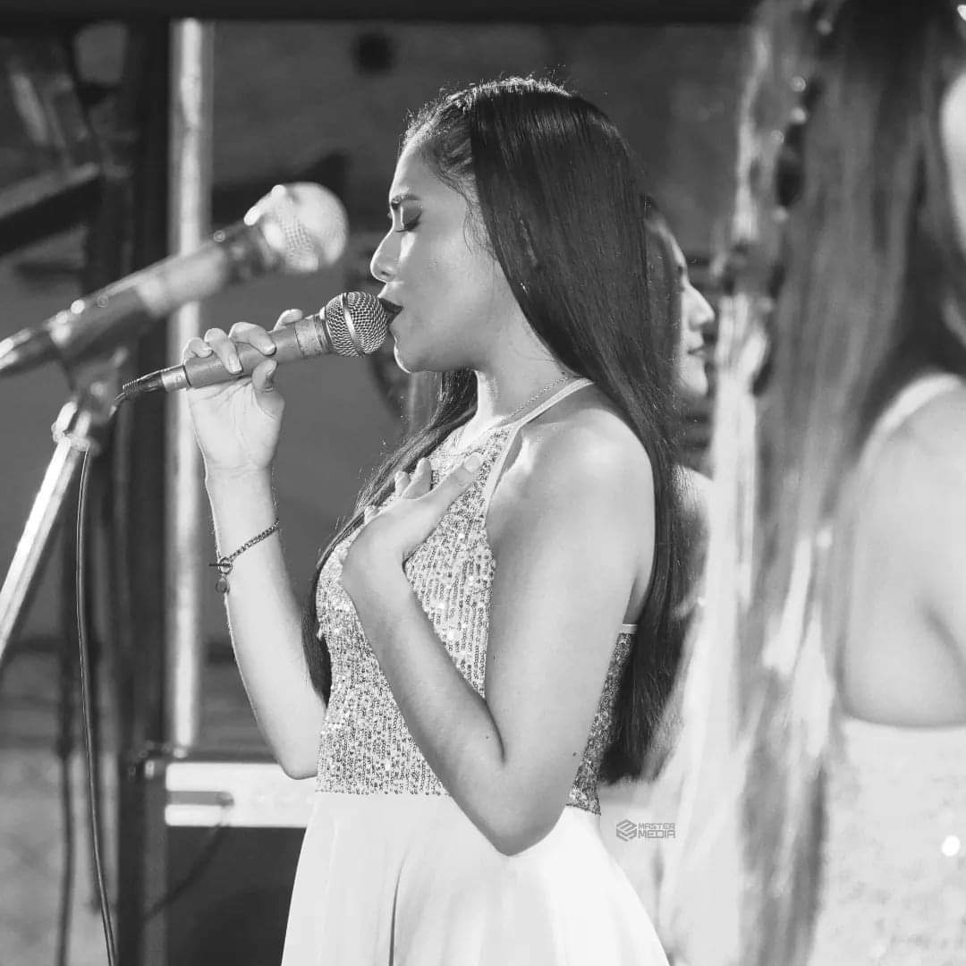 YadiraCachay's tweet photo. ~Por aquí les comparto unas hermosas fotos de nuestra presentación en #Lima🤩
Gracias a todos los que estuvieron presentes y disfrutaron con la música de Deleites Andinos 🥳
.
.
-¡Buen inicio de semana!🙏🏻😊
.
📸: Jordany Gamboa
.
.
-*#yacd💖🎤💖
#besitosdecolores💙💛💜🧡🐻 https://t.co/wyS7MzVoKQ