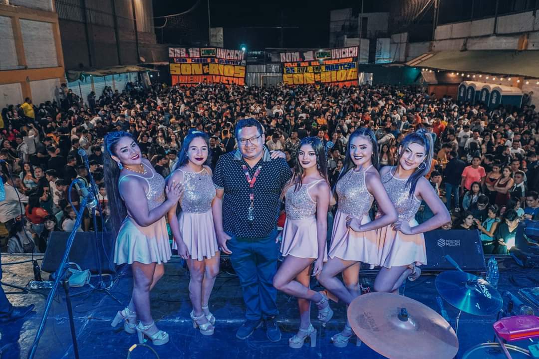 YadiraCachay's tweet photo. ~Por aquí les comparto unas hermosas fotos de nuestra presentación en #Lima🤩
Gracias a todos los que estuvieron presentes y disfrutaron con la música de Deleites Andinos 🥳
.
.
-¡Buen inicio de semana!🙏🏻😊
.
📸: Jordany Gamboa
.
.
-*#yacd💖🎤💖
#besitosdecolores💙💛💜🧡🐻 https://t.co/wyS7MzVoKQ
