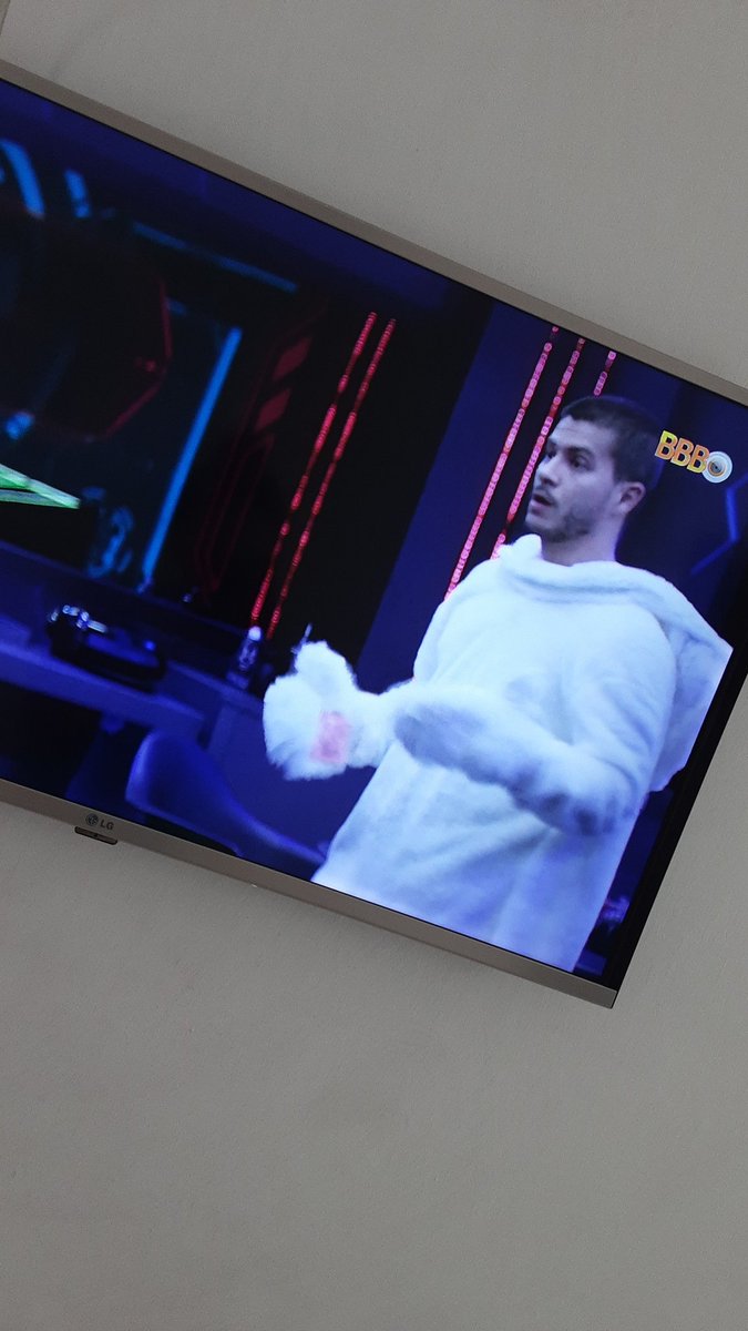 0reais's tweet photo. arthur ja vestiu a roupa de coelho #bbb22 hahaahah https://t.co/sO5wLmnjov