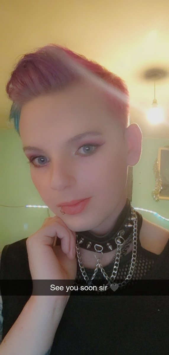 ddbear25's tweet photo. What's my best feature ? Just curious #androgynious #feminine #femboytop #eyeshadow #Trapsenpai https://t.co/djRUurmZCl