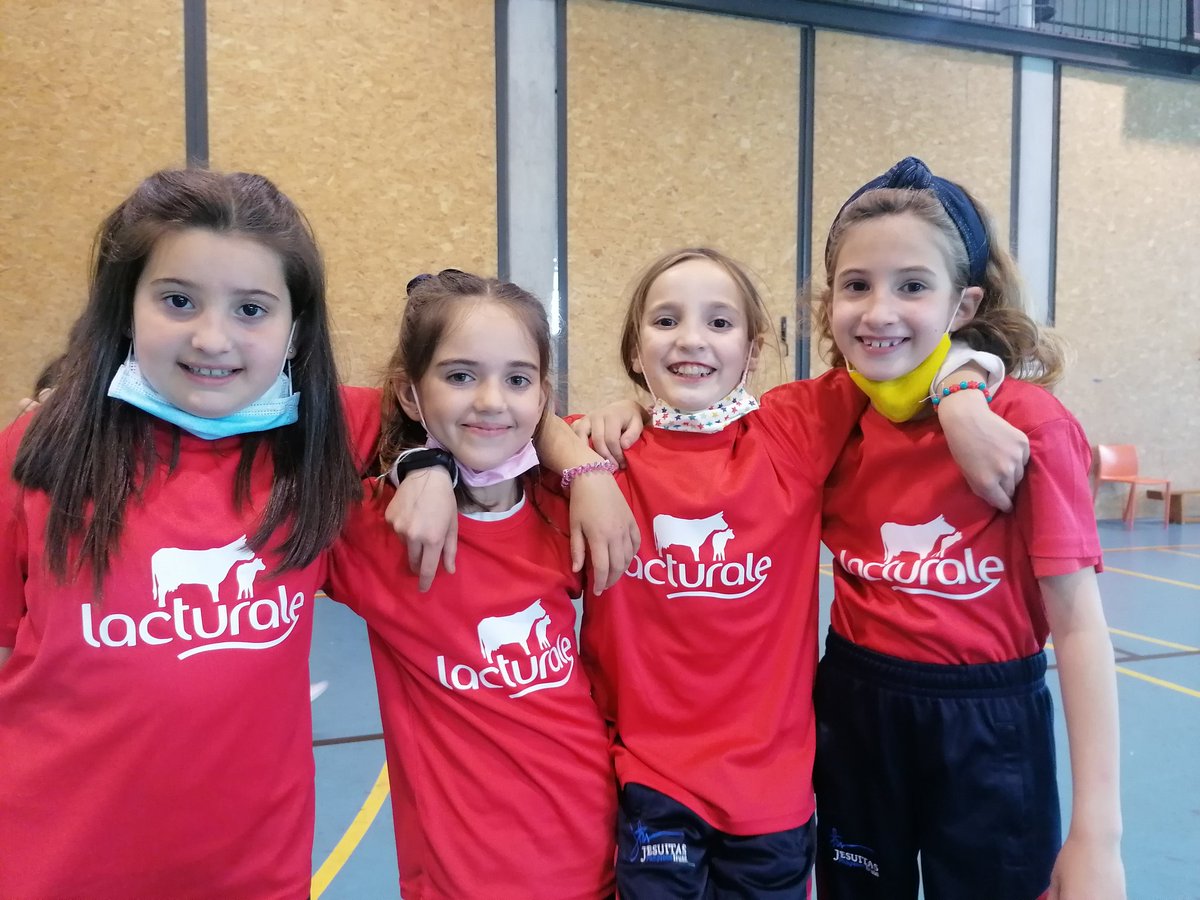 Baloncesto_CSI's tweet photo. ¡Vamos ROJ@S! Seguimos avanzando y haciendo crecer de manera saludable a nuestras escuelas deportivas de 3EPrimaria en @jesuitascolegio con la colaboración de @Leche_Lacturale.
Sin prisa @balonmanloyola, @sanignaciofut es más fácil progresar.
       ¡Mil Gracias @Leche_Lacturale! https://t.co/lCDx5CjReo