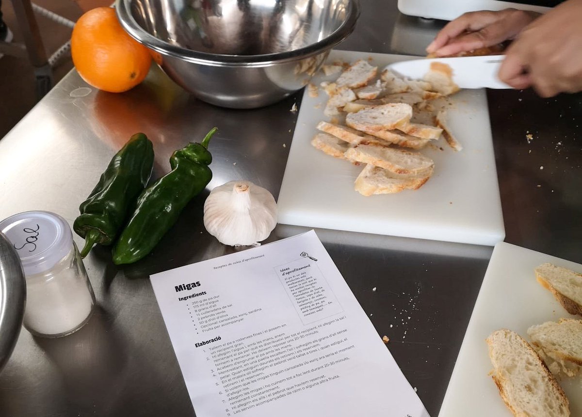 espigoladors's tweet photo. 🍞 Quin paper té el pa en les diferents cultures?
Amb aquesta reflexió i receptes d’aprofitament del pa tradicionals –les migas i les torradetes de Santa Teresa–, vam arrancar una nova edició de #FoodRelations! Enguany, amb un grup de dones migrades del barri de La Marina. https://t.co/3CnycyDZuy