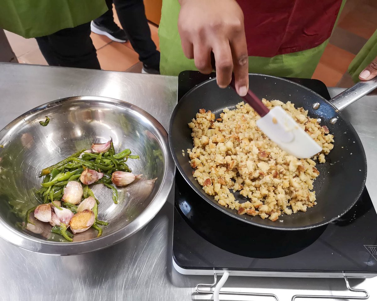 espigoladors's tweet photo. 🍞 Quin paper té el pa en les diferents cultures?
Amb aquesta reflexió i receptes d’aprofitament del pa tradicionals –les migas i les torradetes de Santa Teresa–, vam arrancar una nova edició de #FoodRelations! Enguany, amb un grup de dones migrades del barri de La Marina. https://t.co/3CnycyDZuy