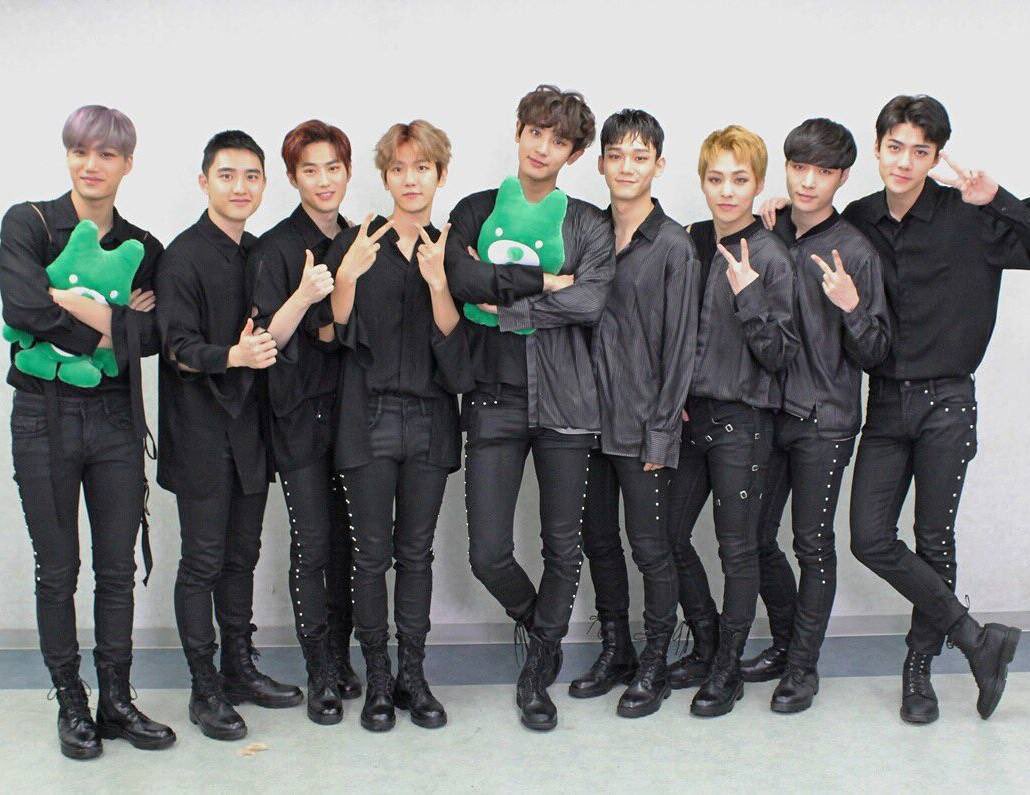 Paru_PCY's tweet photo. MG WORLD 
#EXO https://t.co/EPjD2xymSU