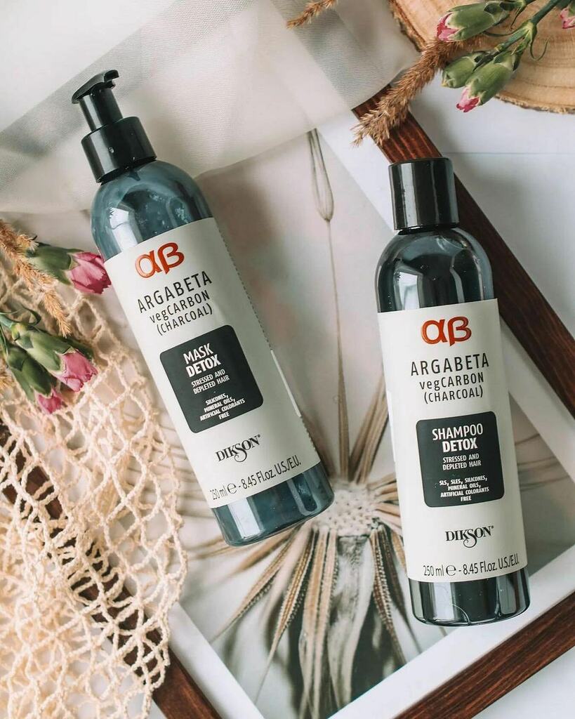 #Nueva línea carbón activo: ¡Perfecta para cabellos con tendencia grasa! VegCarbon es una línea de champú, mascarilla y sérum que purifica el cabello y  ayuda a regular el sebo. Pelo y cuero cabelludo libres de suciedad y residuos✨

🖤Gracias al poder… instagr.am/p/CcDda7EM6ds/