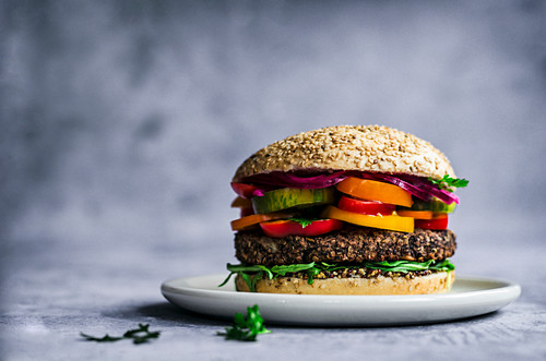 Fitness-Rezept: Mexikanischer Veggie-Burger mit Bohnen-Quinoa-Pattie und Gemüse (vegan) auf asviva.de